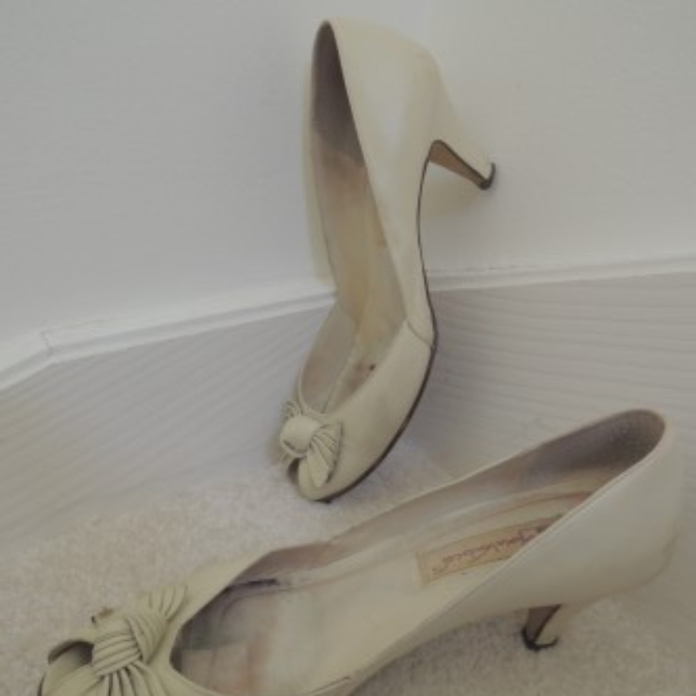Ladies Shoes Size 8 1/2 M Beige Lthr 2 1/2 " Heel